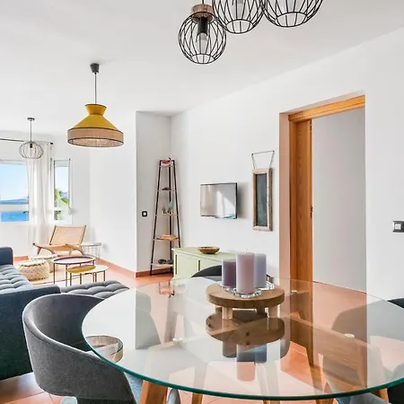 Artistic Beachfront With Ocean Views Apartment Radazul