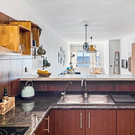 Artistic Beachfront With Ocean Views Apartmán
