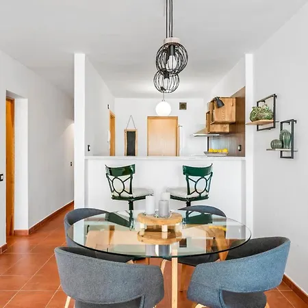 Artistic Beachfront With Ocean Views Apartment *