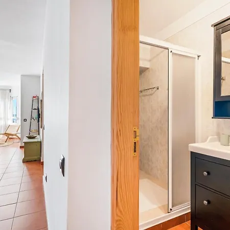 Artistic Beachfront With Ocean Views Apartmán
